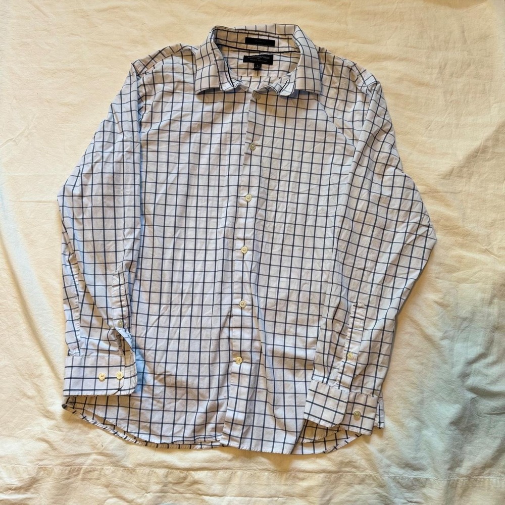 Banana Republic white and black checkered button-up shirt in a L